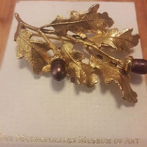 .💛 Genuine Metropolitan Museum brooch.